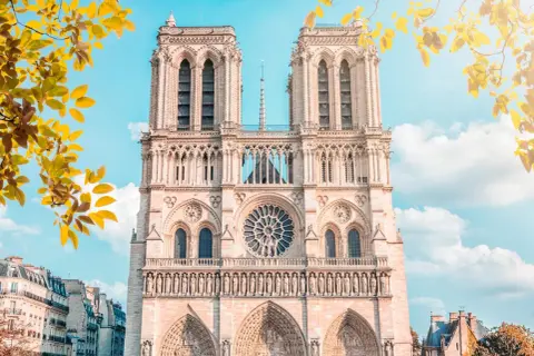 Magnifique façade de Notre-Dame de Paris, avec ses tours imposantes et sa rosace centrale. Une invitation à visiter ce joyau architectural.