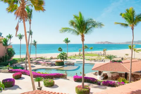 Rajskie wakacje z **ultra all inclusive**: palmy, basen, plaża i ocean. Idealne miejsce na relaks.