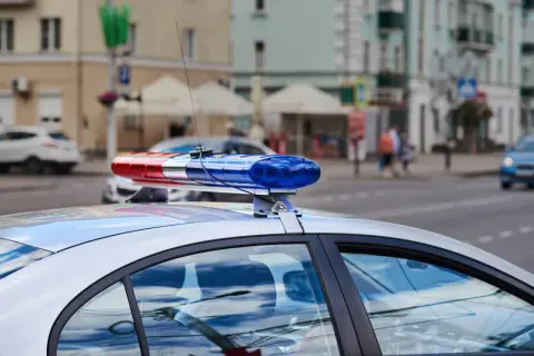 Błyskające światła policyjne na dachu radiowozu. Może to być początek historii o skardze na policjanta.