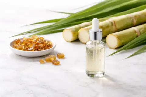 Aceite con ácido succínico, cristales dorados y caña de azúcar.