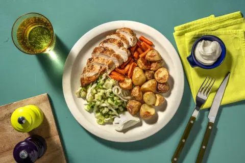 Tallrik med kyckling, rostade potatisar, morötter och en fräsch sallad. Perfekt för dig som söker bra mat utan kolhydrater.