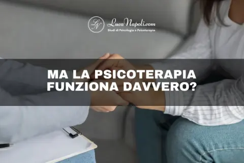 Mani che si stringono in un abbraccio di supporto, a dimostrazione che lo psicoterapeuta aiuta davvero a superare le difficoltà.