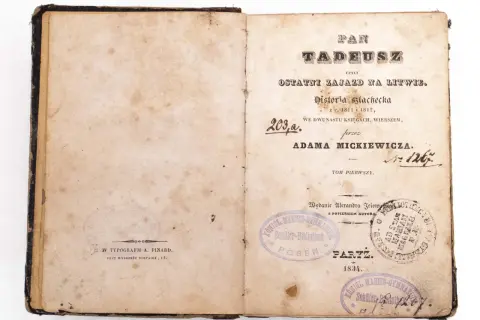 Strona tytułowa "Pana Tadeusza" Adama Mickiewicza, wydanego w 1834 roku w Poznaniu. To właśnie tam, gdzie został napisany Pan Tadeusz, dzieło to ujrzało światło dzienne.