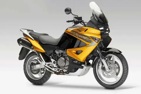 Żółto-czarny motocykl Honda Varadero 1000, idealny do długich podróży. Czy gaźnik czy wtrysk, to maszyna godna uwagi.