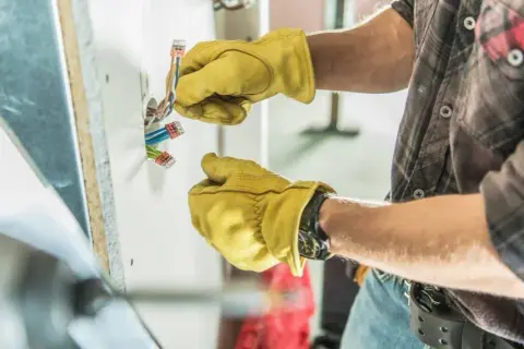 Czym zajmuje się elektryk? Poznaj jego kluczowe zadania i umiejętności