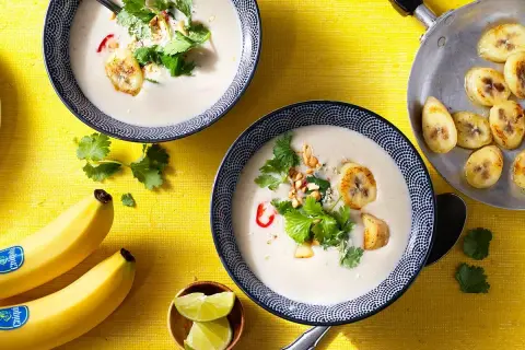 Cremige Suppe mit karamellisierten Bananen, Koriander und Nüssen. Schnelle Rezepte mit Bananen sind perfekt für ein leichtes Mittagessen.
