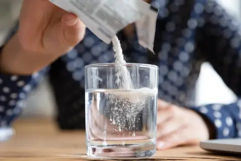 Jak stosować Amol? Wsyp zawartość saszetki do szklanki z wodą i wymieszaj.
