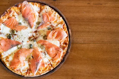Pizza au saumon maison : la recette facile et ses secrets d'expert