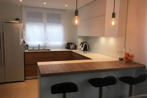 Cocinas pequeñas con barra: ideas clave para maximizar tu espacio