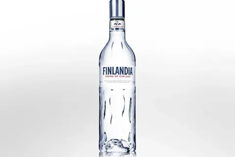 Butelka wódki Finlandia na białym tle.