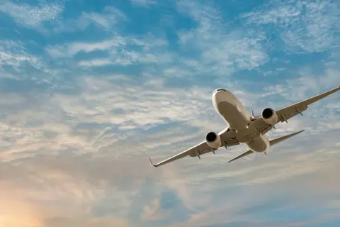 Flugzeug im Himmel, ein Symbol für die 60 sichersten Fluggesellschaften.