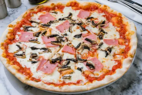 Pizza Reine maison : la recette facile pour un succès garanti !