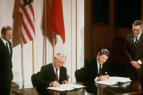 Gorbatschow und Reagan unterzeichnen ein Abkommen. Wer hat den kalten Krieg gewonnen? Dieses Bild zeigt einen wichtigen Moment.