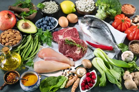 Składniki na low carb dietę: ryba, mięso, kurczak, awokado, jagody, orzechy, warzywa, oliwa.