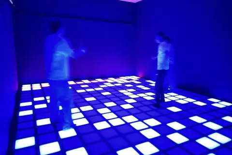 Nocny klub z podświetlaną podłogą, idealne miejsce, by dowiedzieć się, jak zorganizować wieczór kawalerski.