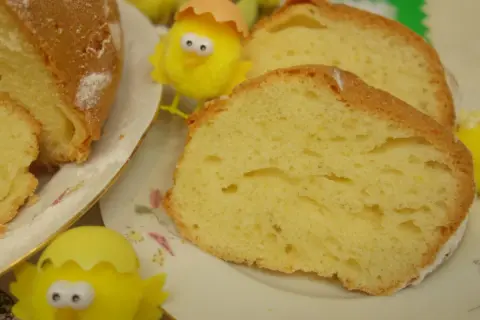 Puszysta babka z majonezem, sprawdzony przepis na wielkanocny stół. Idealna na święta!