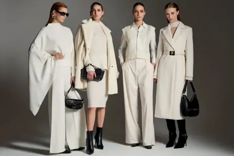 Quattro donne in eleganti outfit total white, perfetti per la vigilia di Natale.