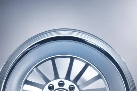 15 cali: Ile waży felga alu i jak zmienia auto?