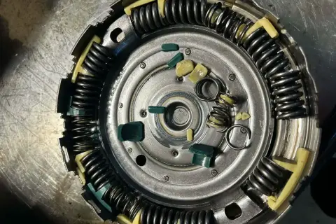 Mechanizm sprzęgła z widocznymi sprężynami i elementami, gotowy do **powershift**.