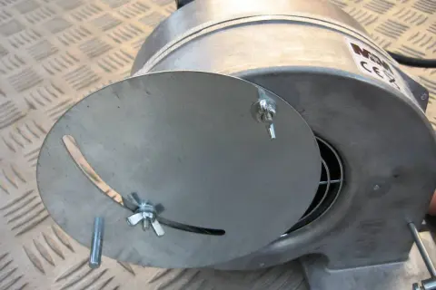 Metalowy wentylator nadmuchowy do pieca węglowego z regulowaną klapką.