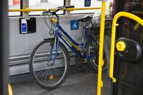 Czy można z rowerem do autobusu? Zasady przewozu i praktyczne porady