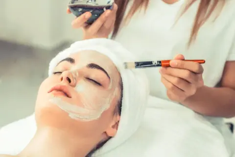 Czym jest peeling gommage? Jak działa, zalety i dla kogo jest najlepszy