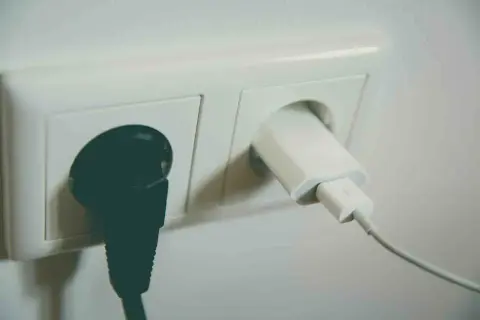 Jak sprawdzić uziemienie bez miernika - proste metody i porady