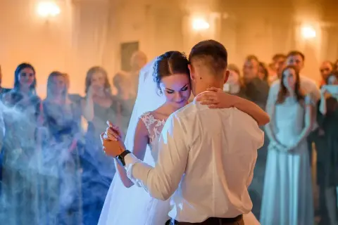 Czy na L4 można iść na wesele? Sprawdź, co musisz wiedzieć