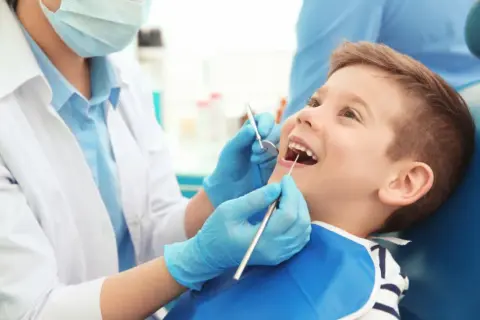 Kiedy z dzieckiem do dentysty? Kluczowe momenty i porady dla rodziców