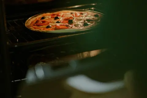 Pizza z termoobiegiem czy bez: która metoda zapewnia lepszy smak?