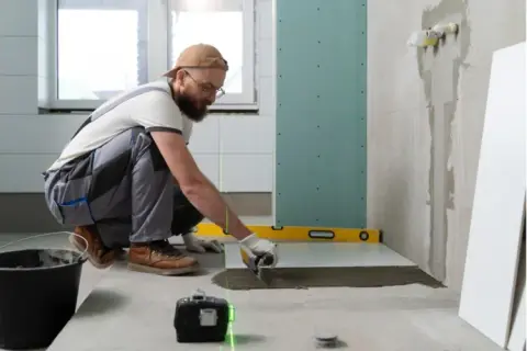 Ile kosztuje wykończenie łazienki 4m2? Sprawdź, jak nie przepłacić