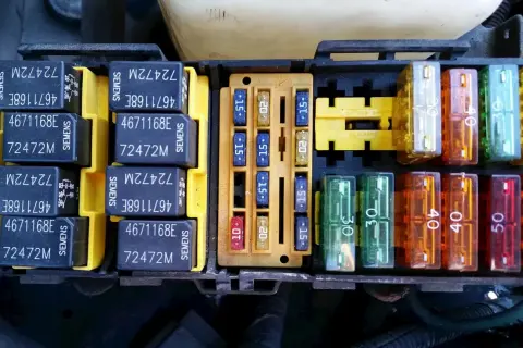 Uszkodzony bezpiecznik automatyczny - objawy, które mogą zagrażać bezpieczeństwu