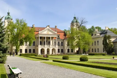 Pałac w Janowie Podlaskim, perła lubelskich miast, otoczony zielenią i zadbanym ogrodem.