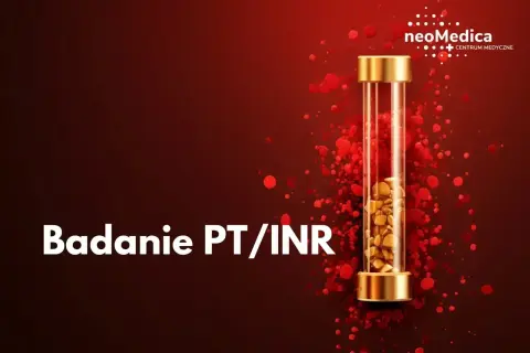 Badanie PT/INR: probówka z próbką krwi i czerwone kropelki na tle.