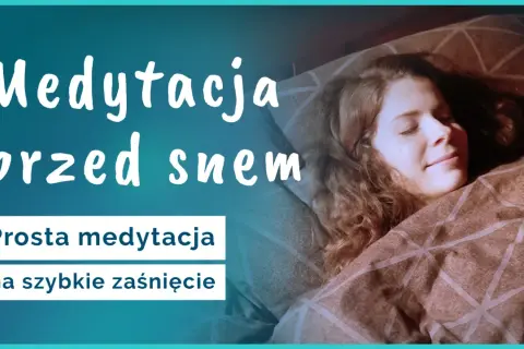 Kobieta śpi spokojnie pod kocem. Napis "Medytacja przed snem" sugeruje, że to prosta medytacja na bezsenność, która pomaga szybko zasnąć.