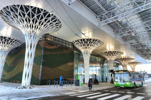Nowoczesny dworzec metropolitalny Lublin, z zieloną ścianą i futurystycznymi kolumnami, czeka na otwarcie.