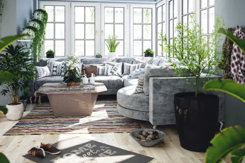 Un salon lumineux et aéré, baigné de lumière naturelle, avec un canapé d'angle confortable, des plantes luxuriantes et une décoration au thème bucolique.