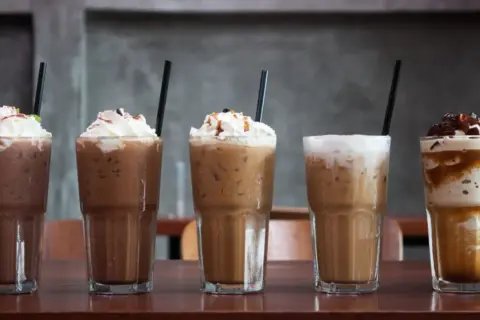 Fünf leckere Eiskaffee-Variationen, perfekt zum Eiskaffee selber machen. Mit Sahne, Karamell und Schokostreuseln.