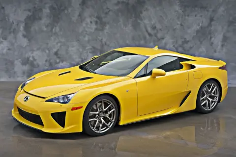 Żółty Lexus LFA, ikona motoryzacji. Jego cena jest wysoka, ale wrażenia z jazdy bezcenne.