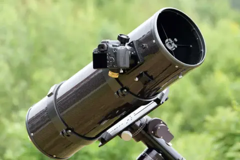 Profesjonalny teleskop do astrofotografii z zamontowanym aparatem Canon, gotowy do uchwycenia piękna nocnego nieba.