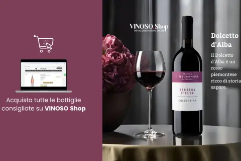 Un bicchiere e una bottiglia di Dolcetto d'Alba, uno dei vini piemontesi rossi più apprezzati, su un tavolo elegante. Acquista online su VINOSO Shop.