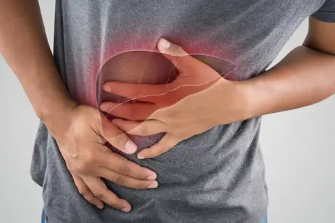 Ból brzucha z zaznaczonym obszarem wątroby. Może to być sygnał, że potrzebujesz wsparcia dla swojego organizmu, np. z pomocą hepatil.