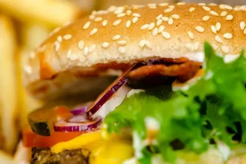 Ile kalorii ma burger wołowy z frytkami? Sprawdź, co jesz!