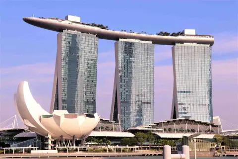 Marina Bay Sands w Singapurze, z basenem na dachu i futurystycznym budynkiem przypominającym kwiat. Ciekawe singapur ciekawostki.