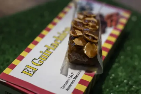 Dulce guirlache con almendras, un manjar de Zaragoza.