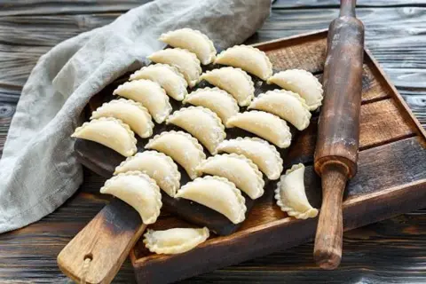 Przepis na dobre ciasto na pierogi ruskie, które zawsze się udaje