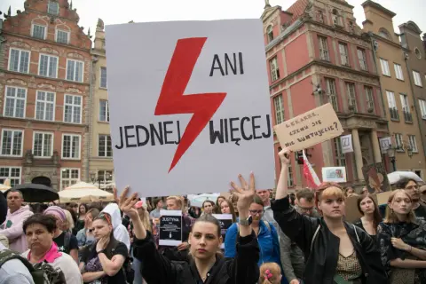 Protest kobiet w Polsce. Transparent "Ani jednej więcej" i hasło "Lekarze, czemu się nie buntujecie?" świadczą o walce o prawa do aborcji.