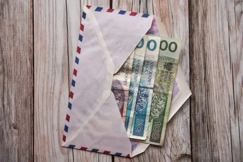 Komunia 2026: Ile chrzestny daje? Kwoty i prezenty bez faux pas.