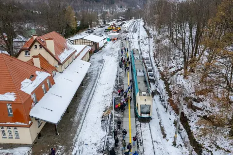 Zimowa stacja PKP w Świeradowie-Zdroju. Pociąg czeka na pasażerów. Jak dojechać PKP? Tu znajdziesz odpowiedź.