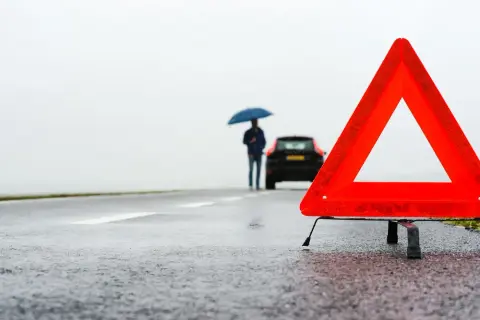 Czy wolno holować na drodze ekspresowej? Przepisy i bezpieczeństwo